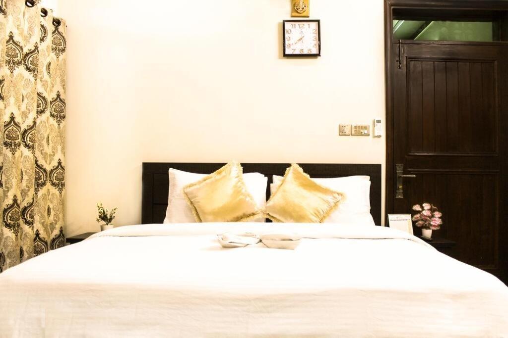 Luxury Living Rooms Near Agha Khan, Millennium, Nueplex Карачи Экстерьер фото