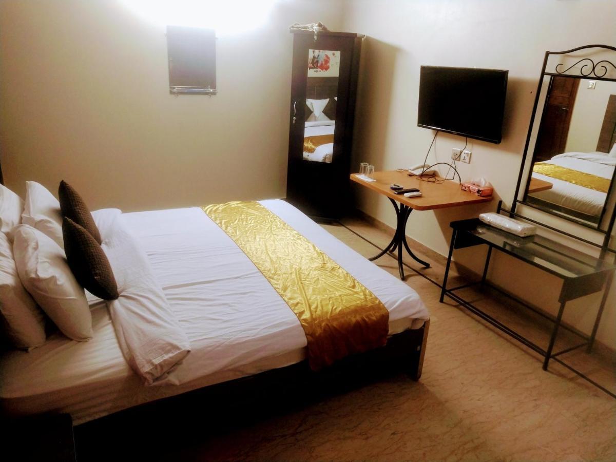 Luxury Living Rooms Near Agha Khan, Millennium, Nueplex Карачи Экстерьер фото