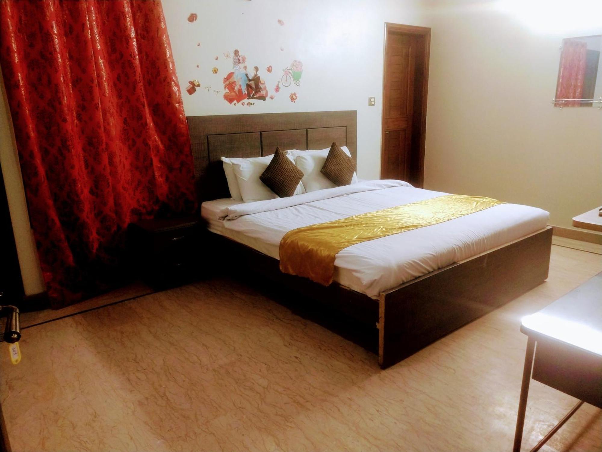 Luxury Living Rooms Near Agha Khan, Millennium, Nueplex Карачи Экстерьер фото