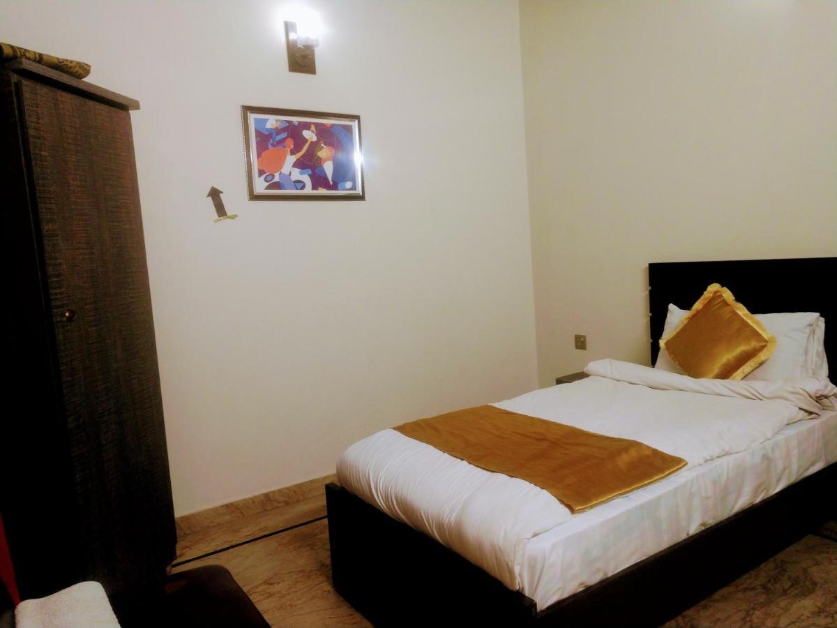 Luxury Living Rooms Near Agha Khan, Millennium, Nueplex Карачи Экстерьер фото