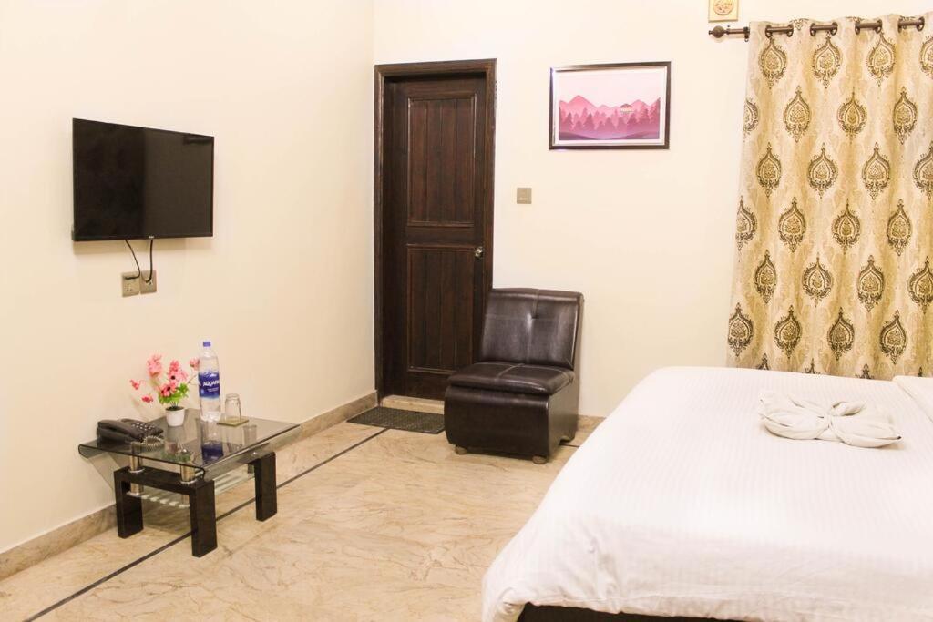 Luxury Living Rooms Near Agha Khan, Millennium, Nueplex Карачи Номер фото