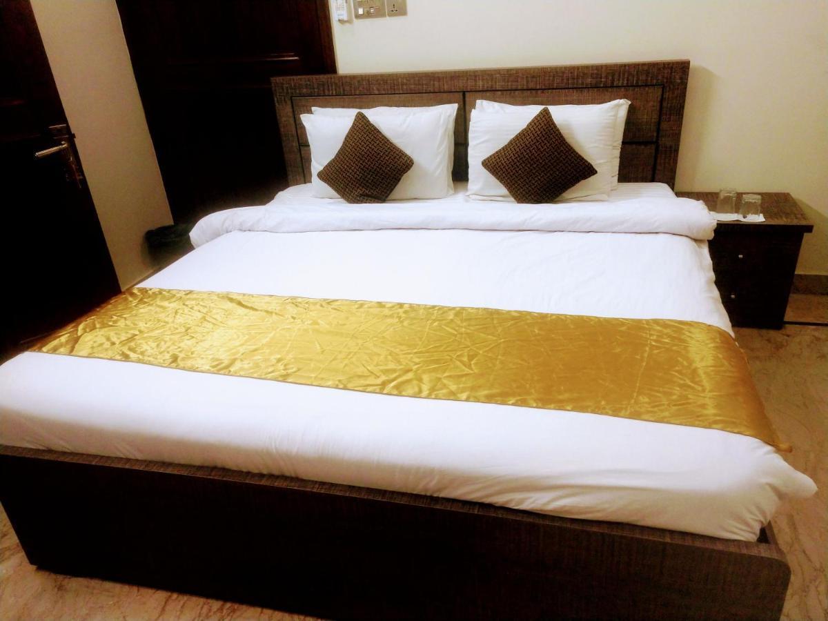 Luxury Living Rooms Near Agha Khan, Millennium, Nueplex Карачи Номер фото